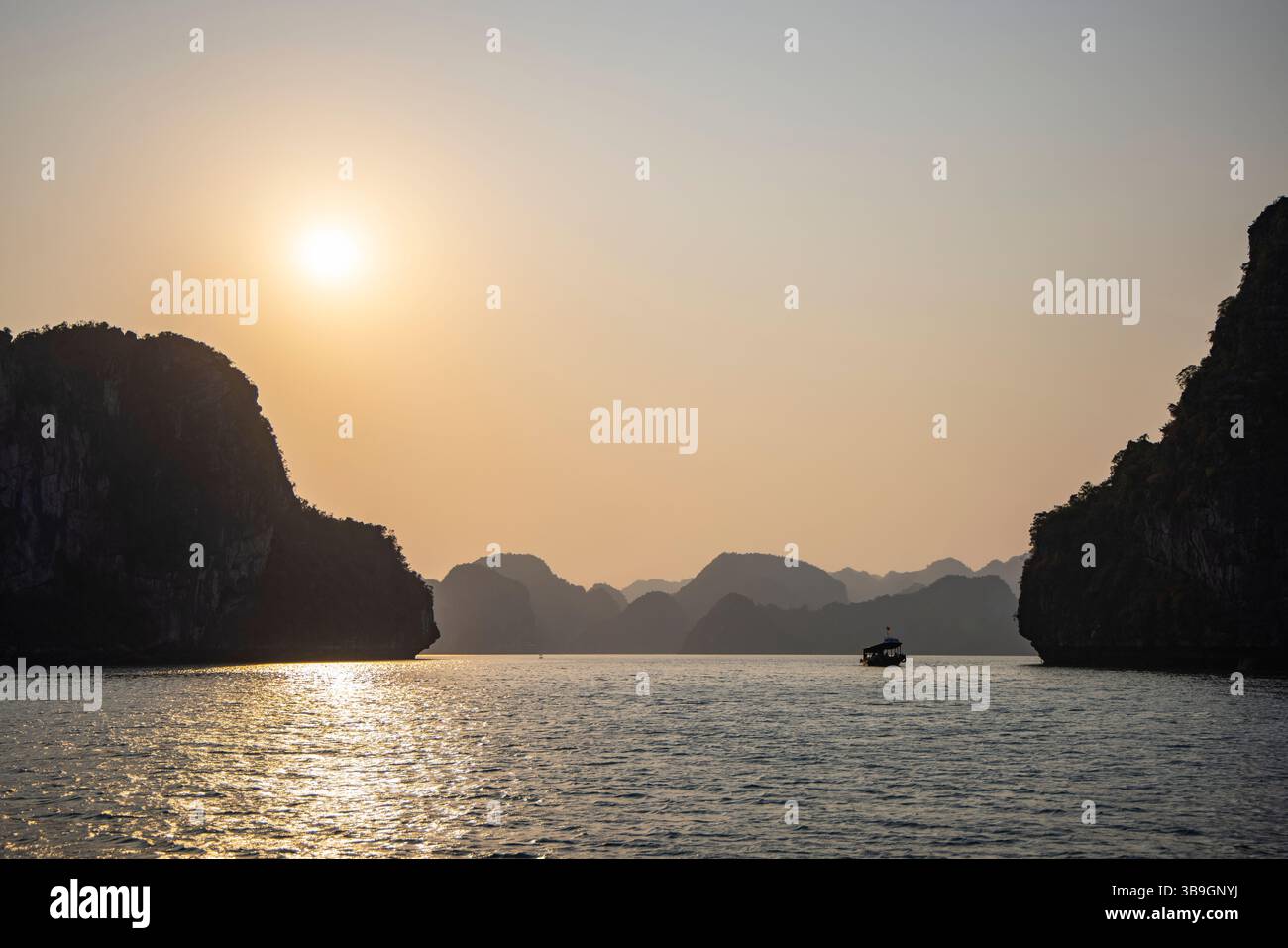 Sagoma di una nave da crociera e isole carsiche all'alba, ha tu, ha Long, Quang Ninh, Vietnam, Asia Foto Stock