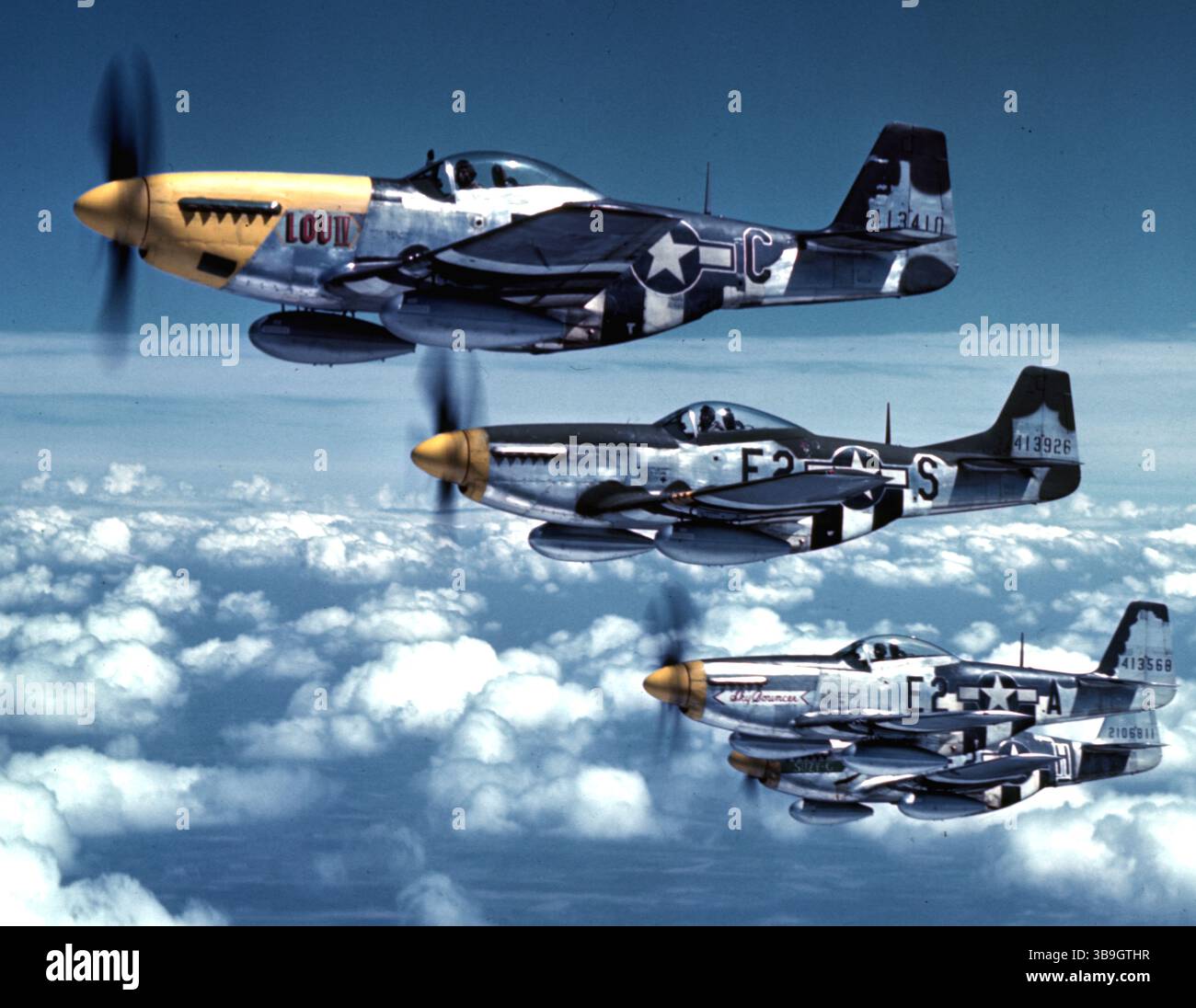 P-51 Mustang del 375th Fighter Squadron, Eighth Air Force metà 1944. The Bottisham Four', una famosa foto che mostra quattro combattenti North American P-51 Mustang della U.S. Army Air Force del 375th Fighter Squadron, 361st Fighter Group, della RAF Bottisham, Cambridgeshire (UK), in volo il 26 luglio 1944. Foto Stock