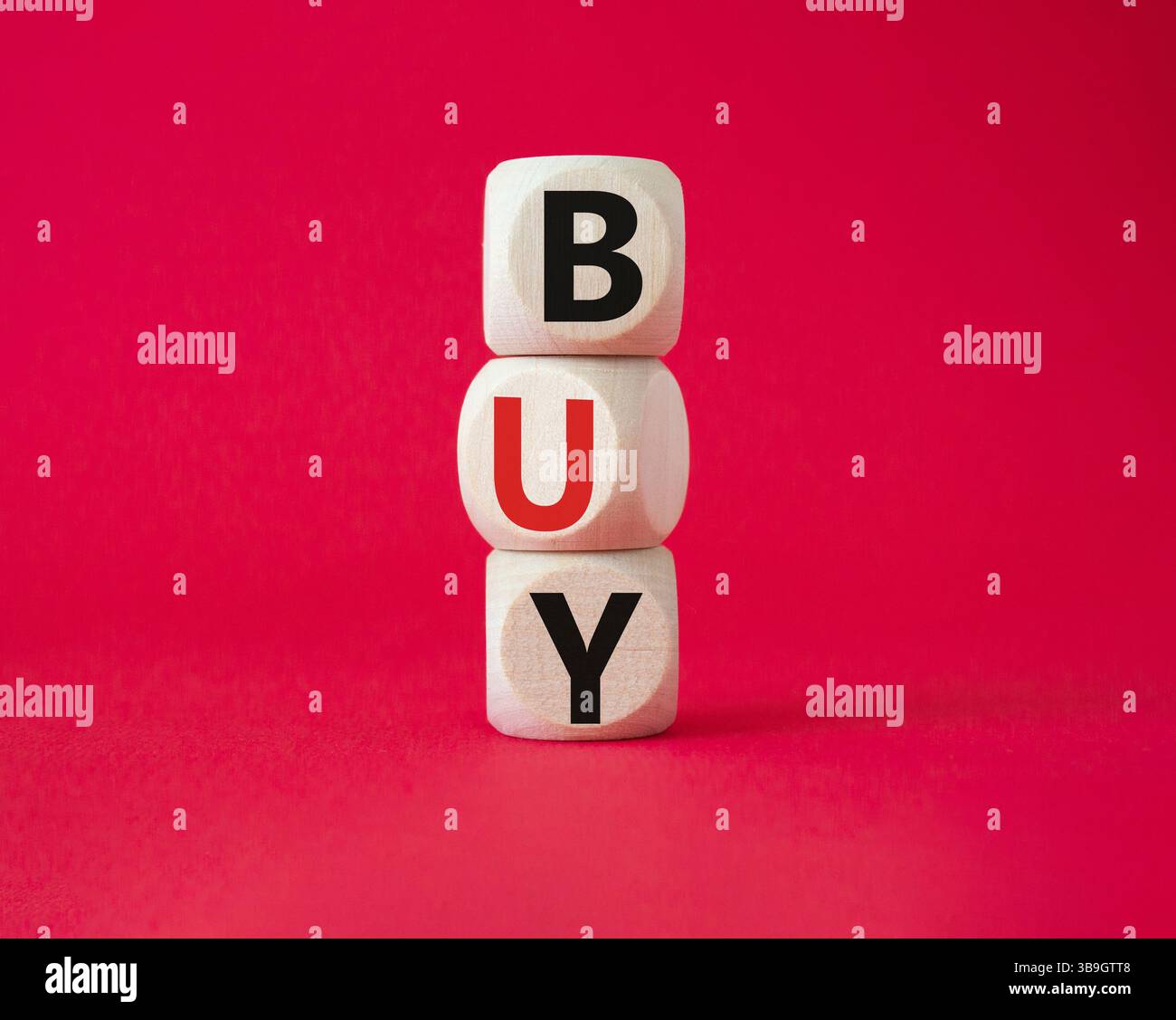 ACQUISTA Symbol. Concept Word BUY su blocchi di legno. Bellissimo sfondo rosso. Concetto di business e ACQUISTO. Copia spazio Foto Stock