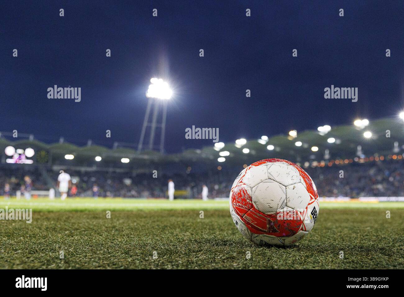ABD0178 20250509 - GRAZ - Österreich: THEMENBILD Illustration zu den Themen 'SPORT/FUSSBALL/MANNSCHAFTSPORT/BALL/STADION'. Ein rot-weiss-roter Fußball der Bundesliga liegt in der Nacht im Stadion am Rasen und im Hintergrund brennt das Flutlicht aufgenommen am Freitag, 09. Mai 2025, a Graz. - FOTO: APA/ERWIN SCHERIAU - 20250509 PD14584 credito: APA-PictureDesk/Alamy Live News Foto Stock