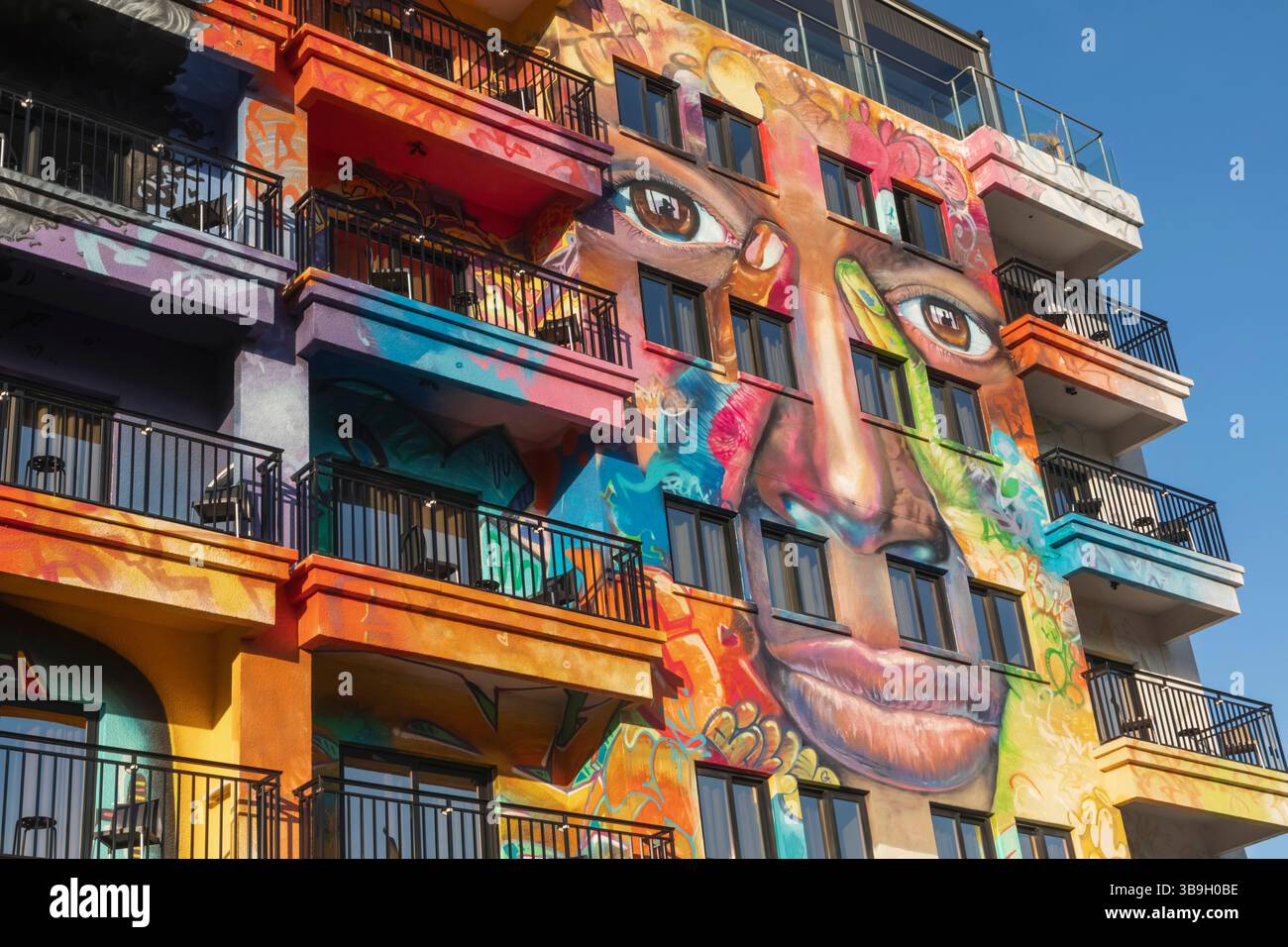 Cipro, Larnaca, il Rise Hotel coperto dalla Street Art di Achilleas Michaelides meglio conosciuto come Paparazzi Foto Stock