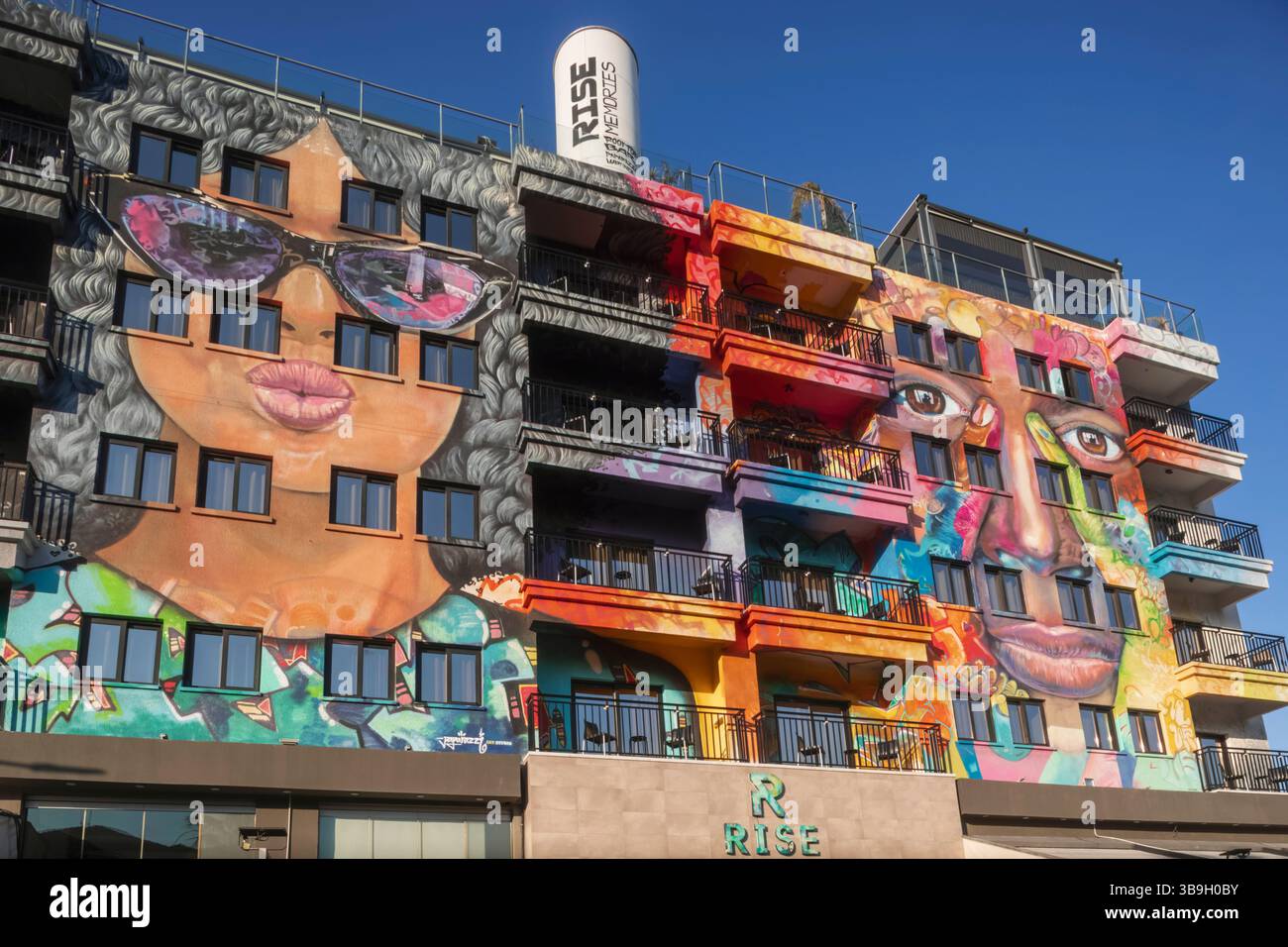 Cipro, Larnaca, il Rise Hotel coperto dalla Street Art di Achilleas Michaelides meglio conosciuto come Paparazzi Foto Stock