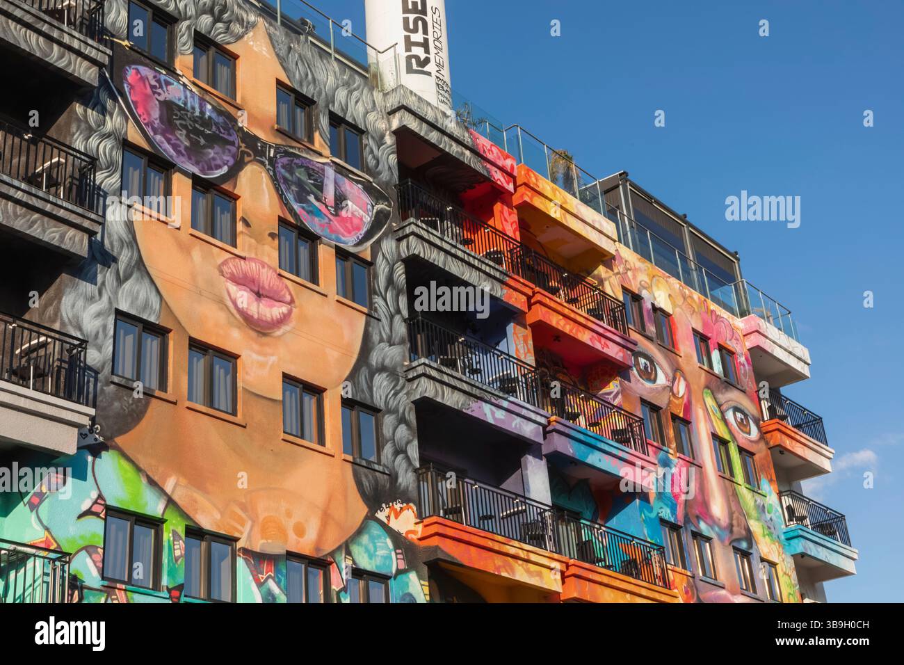 Cipro, Larnaca, il Rise Hotel coperto dalla Street Art di Achilleas Michaelides meglio conosciuto come Paparazzi Foto Stock