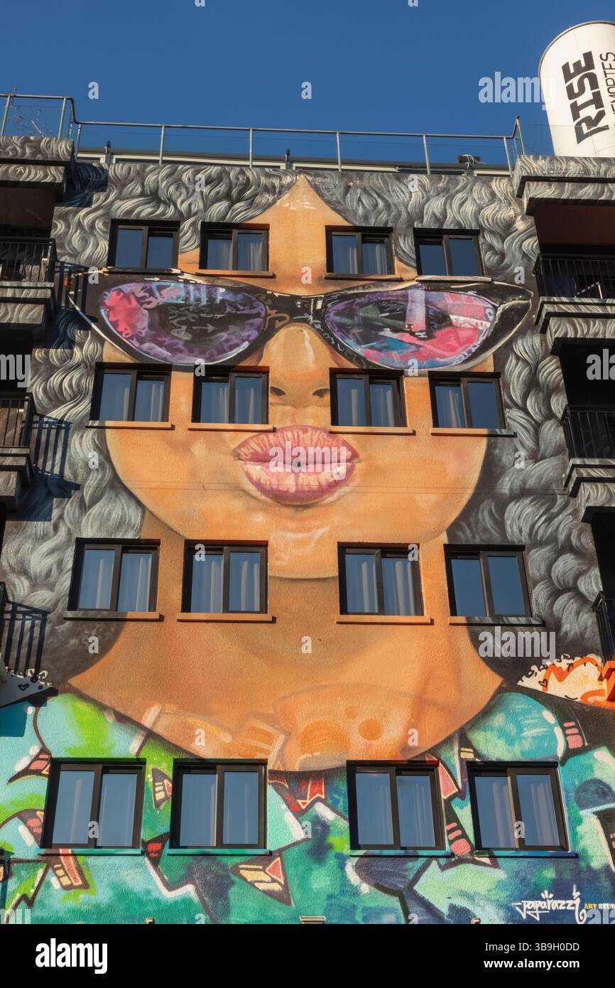 Cipro, Larnaca, il Rise Hotel coperto dalla Street Art di Achilleas Michaelides meglio conosciuto come Paparazzi Foto Stock