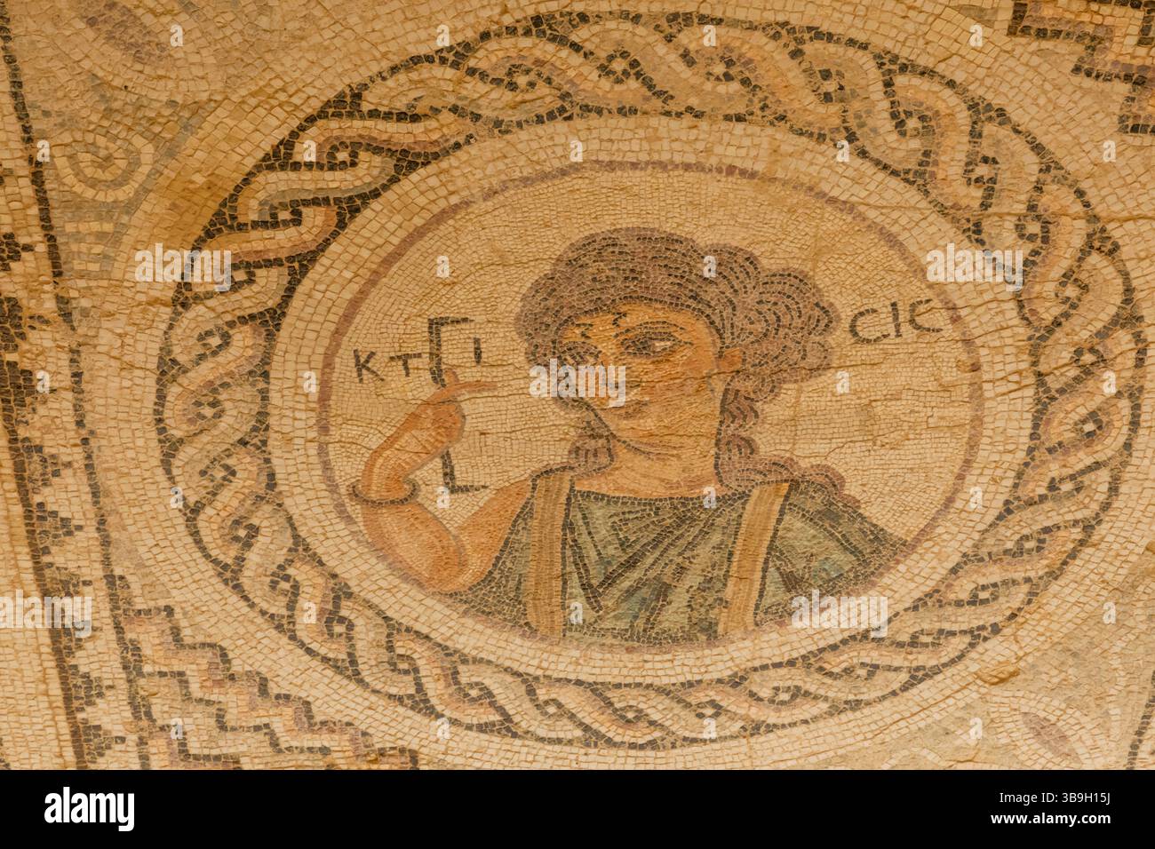 Cipro, Episkopi, Kourion, il sito archeologico di Kourion, la casa di Eustolio, mosaico raffigurante il busto di Ktisis con uno strumento di misura che equivale a un piede romano Foto Stock