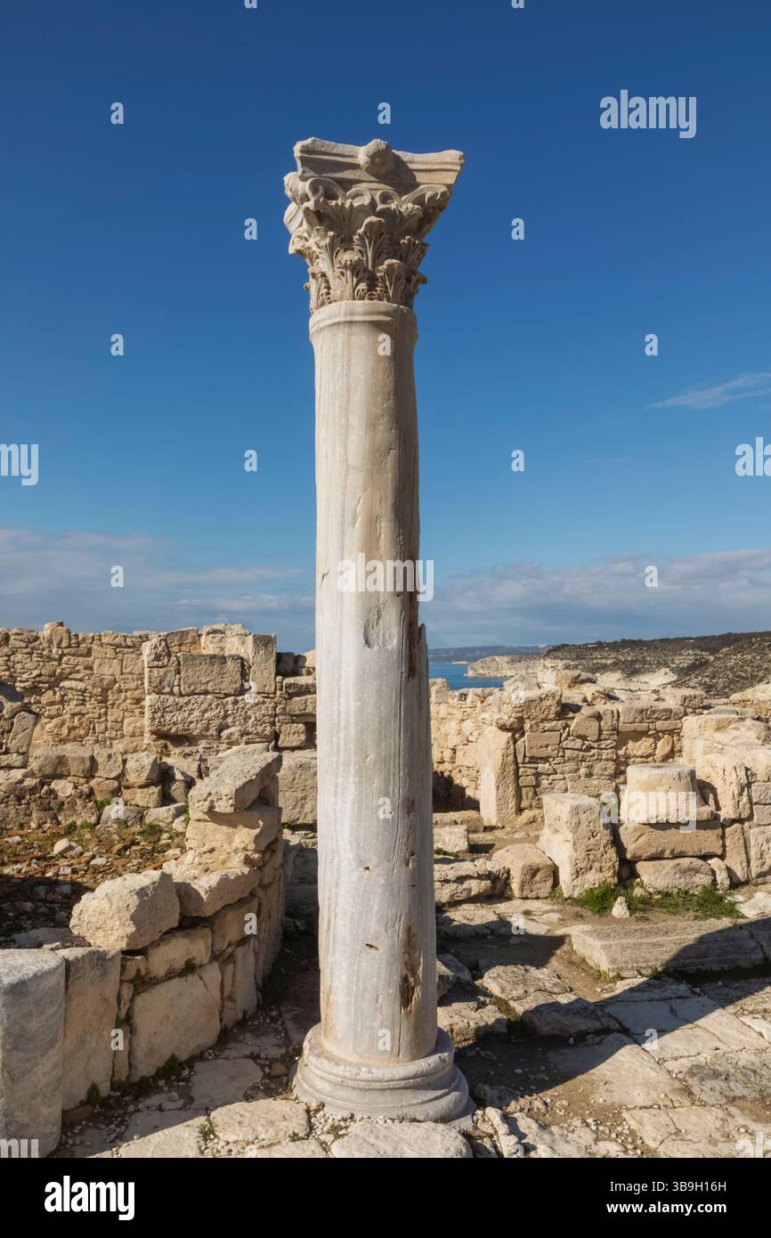 Cipro, Episkopi, Kourion, il sito archeologico di Kourion, la colonna di marmo e le rovine dell'agorà romana Foto Stock