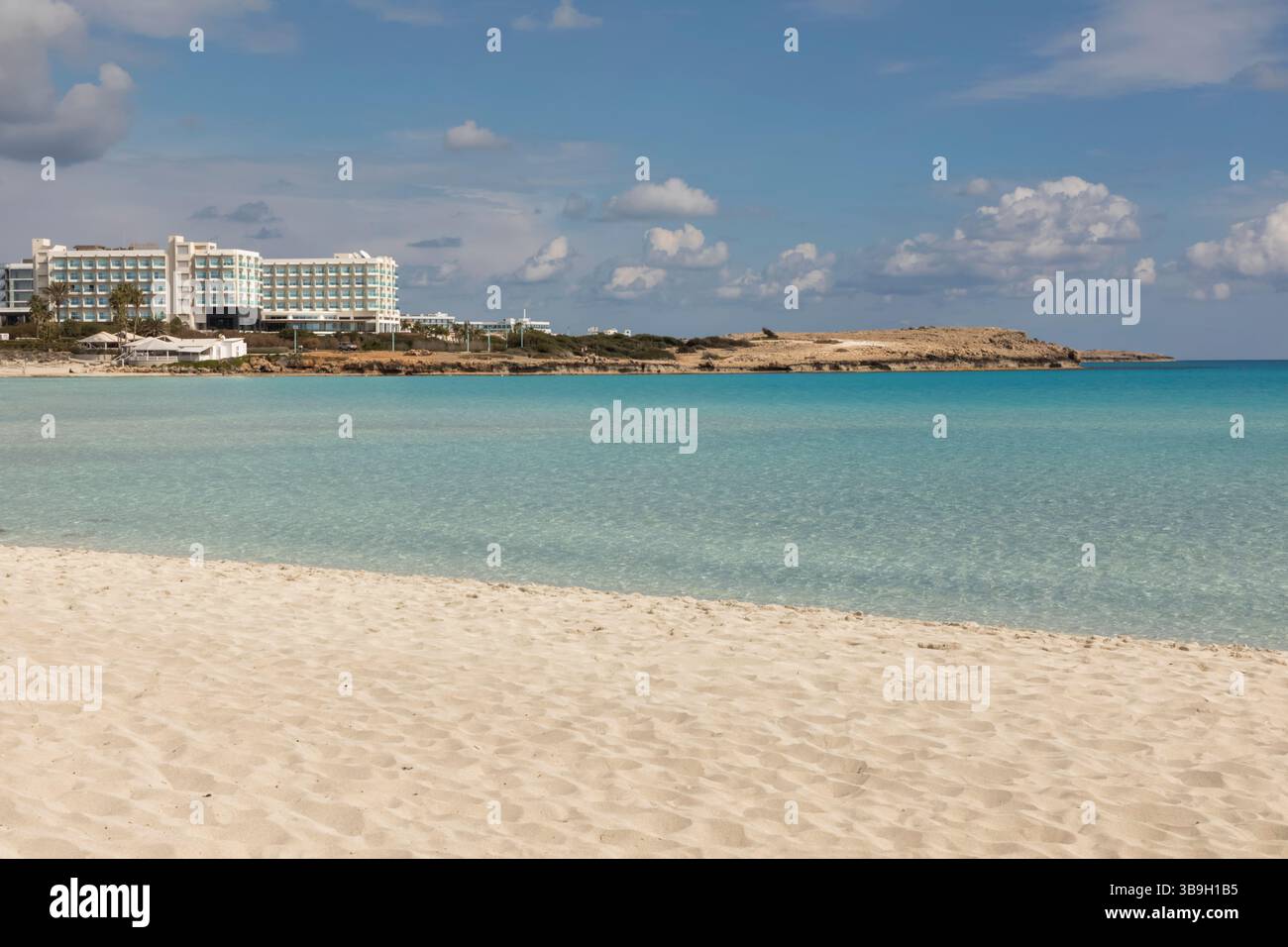 Cipro, Ayia Napa, Nissi Beach, Crystal Clear Water e Sky Foto Stock