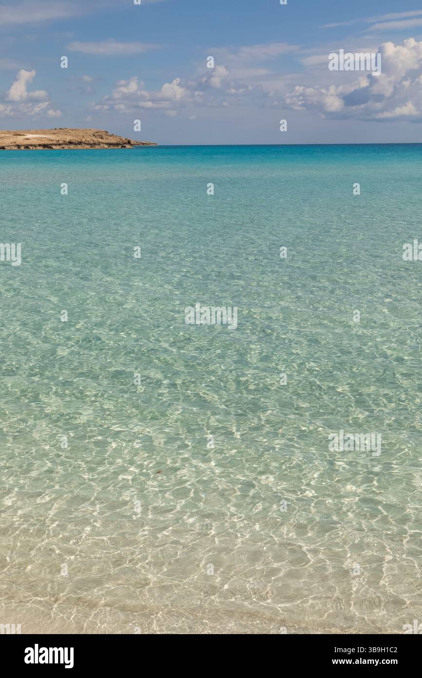 Cipro, Ayia Napa, Nissi Beach, Crystal Clear Water e Sky Foto Stock
