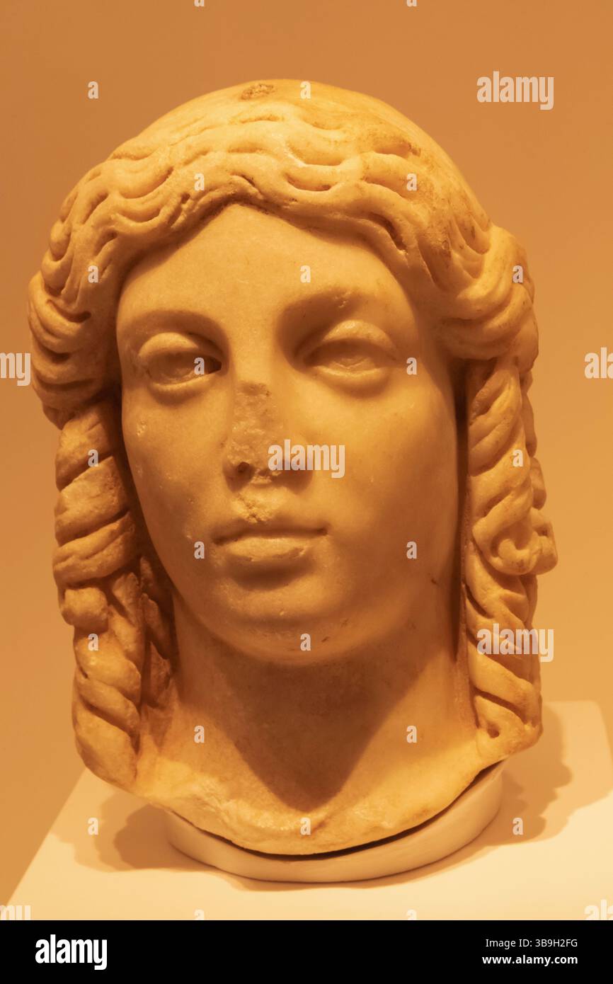 Cipro, Paphos, Museo Archeologico del distretto di Paphos, testa di marmo di Iside della Casa di Teseo II/III secolo d.C. Foto Stock