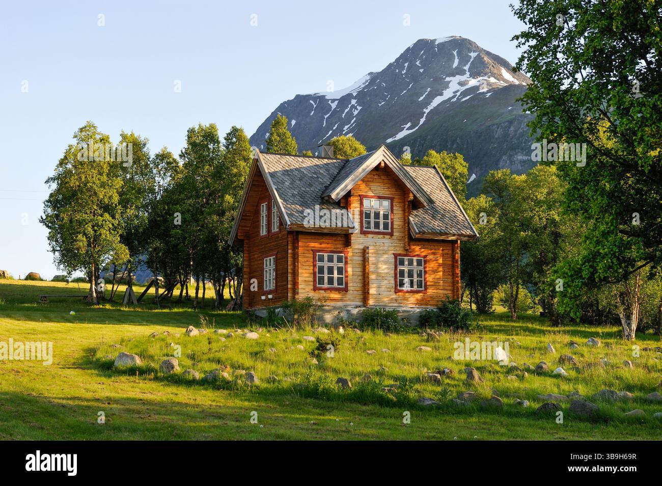Casa in legno vicino al fiordo di Lyngen, Solvik Gard, Lyngseidet, Lyngen Alps, regione di Lyngen, Contea di Troms, Norvegia, Nord Europa Foto Stock