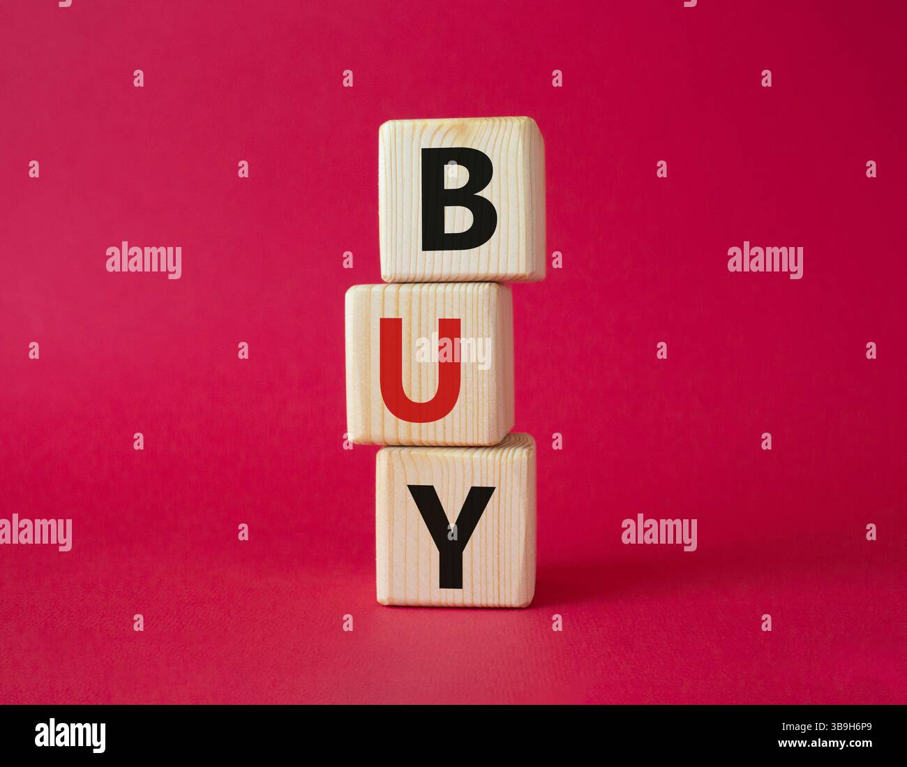 ACQUISTA Symbol. Concept Word BUY su blocchi di legno. Bellissimo sfondo rosso. Concetto di business e ACQUISTO. Copia spazio Foto Stock