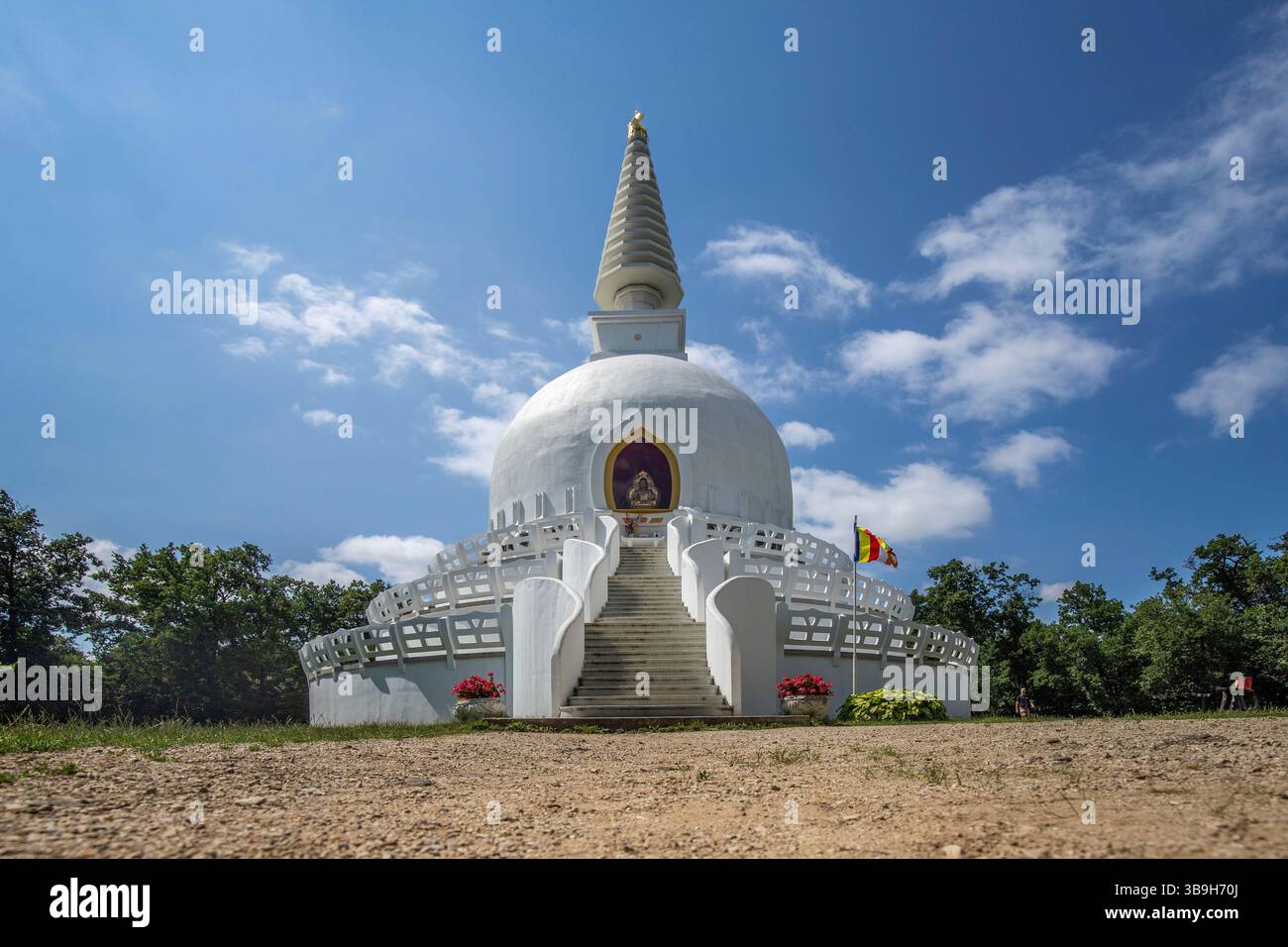 Stupa Bianca, Tempio della Pace, Buddismo in Ungheria sul Lago Balaton a Zalaszanto. Luogo religioso con un bellissimo tempio. Foto Stock