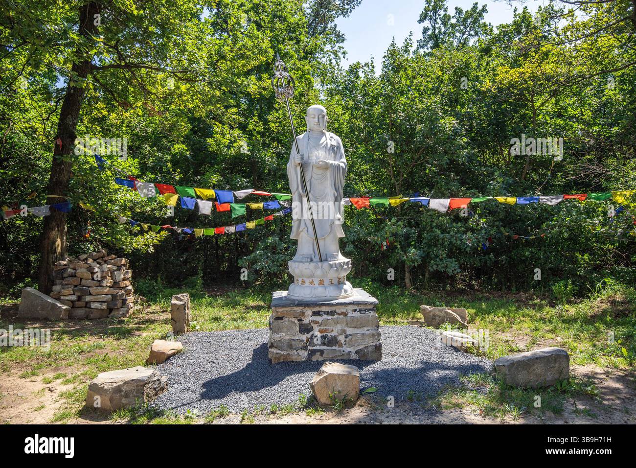 Parco e giardini in un tempio Krishna. Statua nel parco Krisna-völgy IKKB in Ungheria Foto Stock