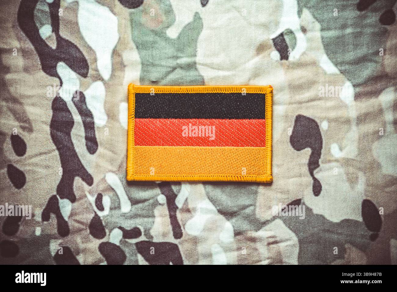 Bandiera tedesca sull'abbigliamento militare, foto simbolica del servizio militare e della coscrizione Foto Stock