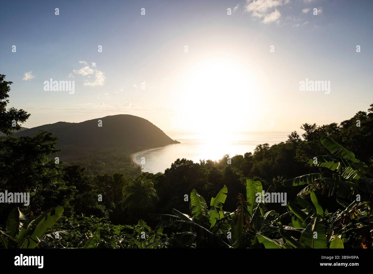 Vista da una collina al tramonto su una baia dei Caraibi, Plage de grande Anse, Guadalupa Foto Stock