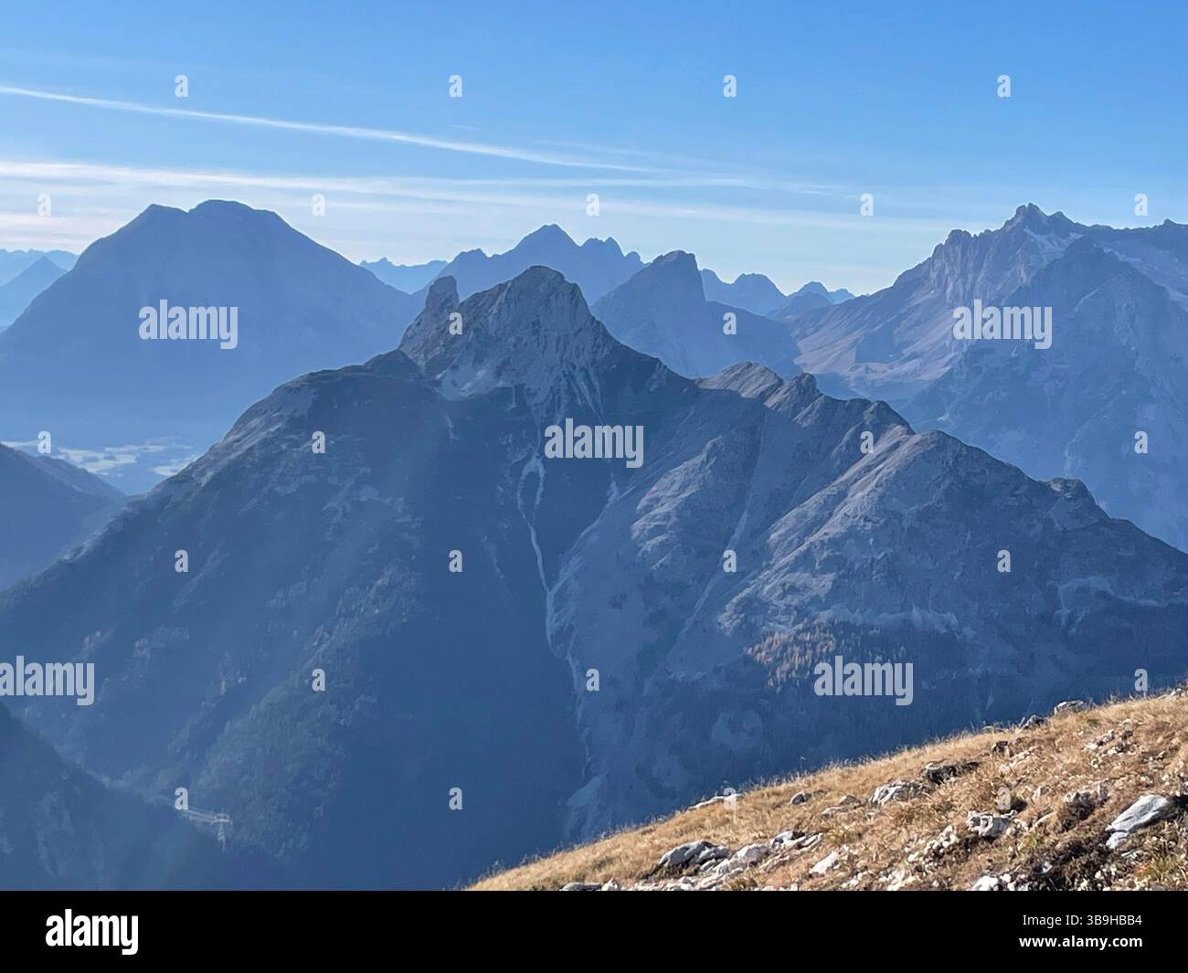 Vista dal Mittenwalder Höhenweg via ferrata all'Arnspitzen, al Mieminger Kette con Hoher Munde e ai monti Wetterstein, Karwendelgebirge, panorama, panorama montano, autunno, natura, montagne, innumerevoli cime, attività, sole, nuvole, cielo blu, tour in montagna, Alpenwelt Karwendel, Naturpark Karwendel, Werdenfelser Land, Mittenwald, alta Baviera, Baviera, Germania Foto Stock
