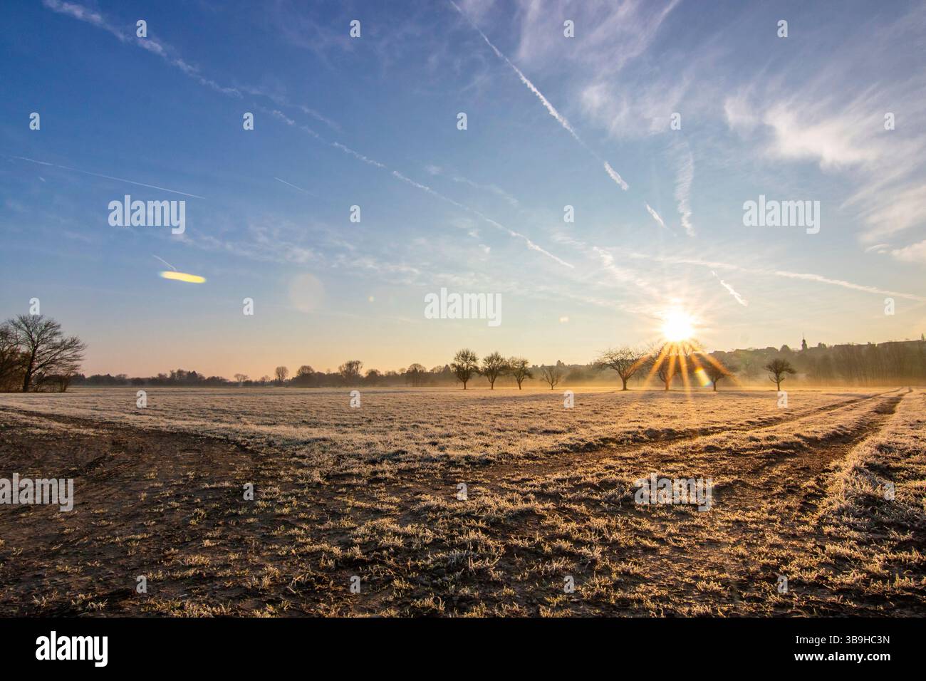 Foto di un paesaggio con vista su una città con un fiume all'alba. Freddo inverno sulla Mosella a Cochem Foto Stock