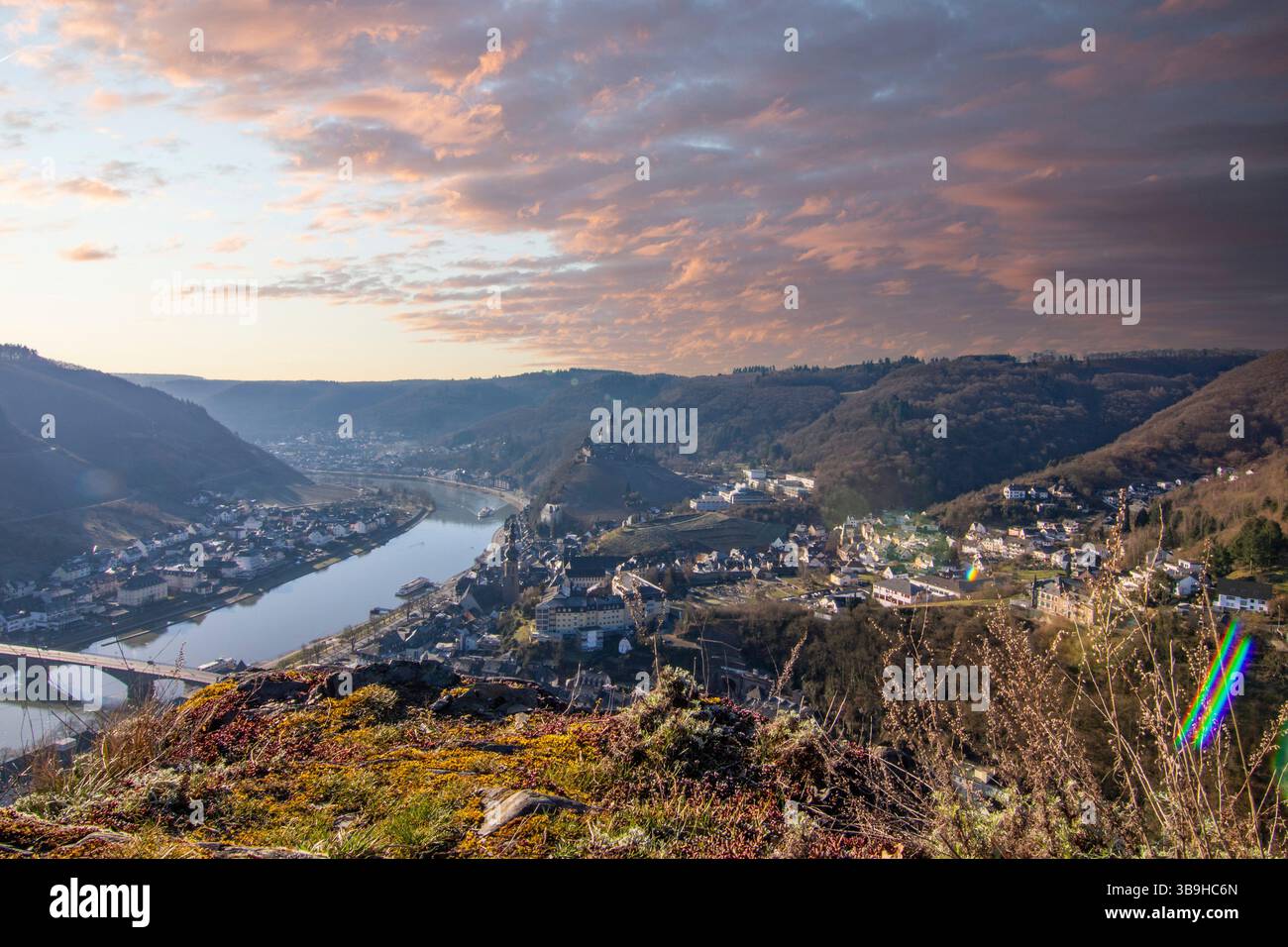 Foto di un paesaggio con vista su una città con un fiume all'alba. Freddo inverno sulla Mosella a Cochem Foto Stock