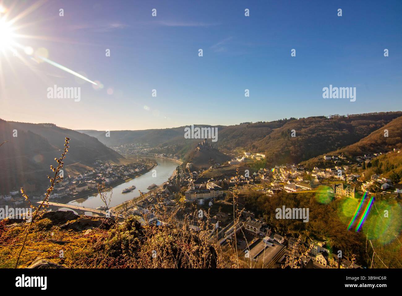 Foto di un paesaggio con vista su una città con un fiume all'alba. Freddo inverno sulla Mosella a Cochem Foto Stock