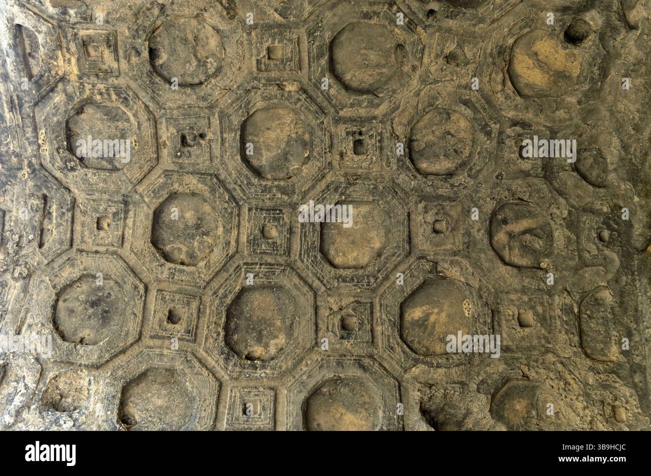 Resti di una volta a botte con un soffitto a cassettoni scolpito in pietra nella Tamaras Hall della fortezza e nella città grotta di Uplistsikhe vicino a Gori, Georgia Foto Stock