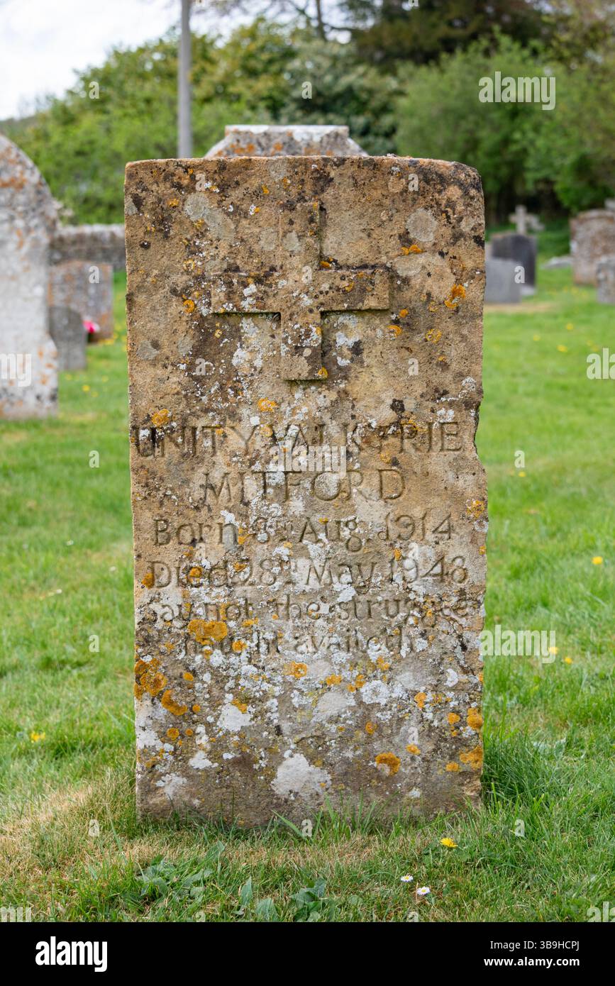 Tomba di Unity Mitford, Swinbrook Churchyard, Oxfordshire, Regno Unito Foto Stock