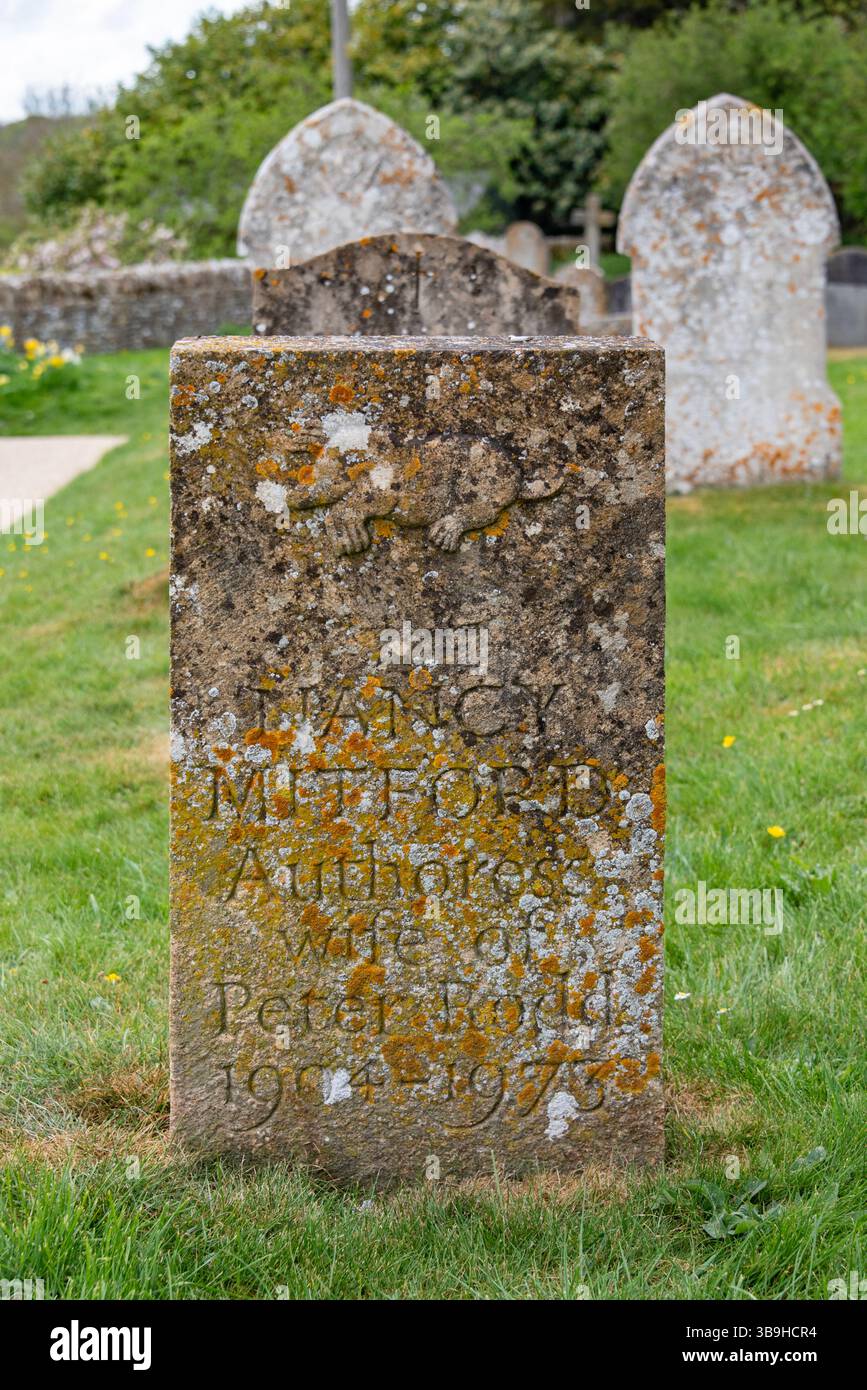 Tomba di Nancy Mitford, cimitero di Swinbrook, Oxfordshire, Regno Unito Foto Stock