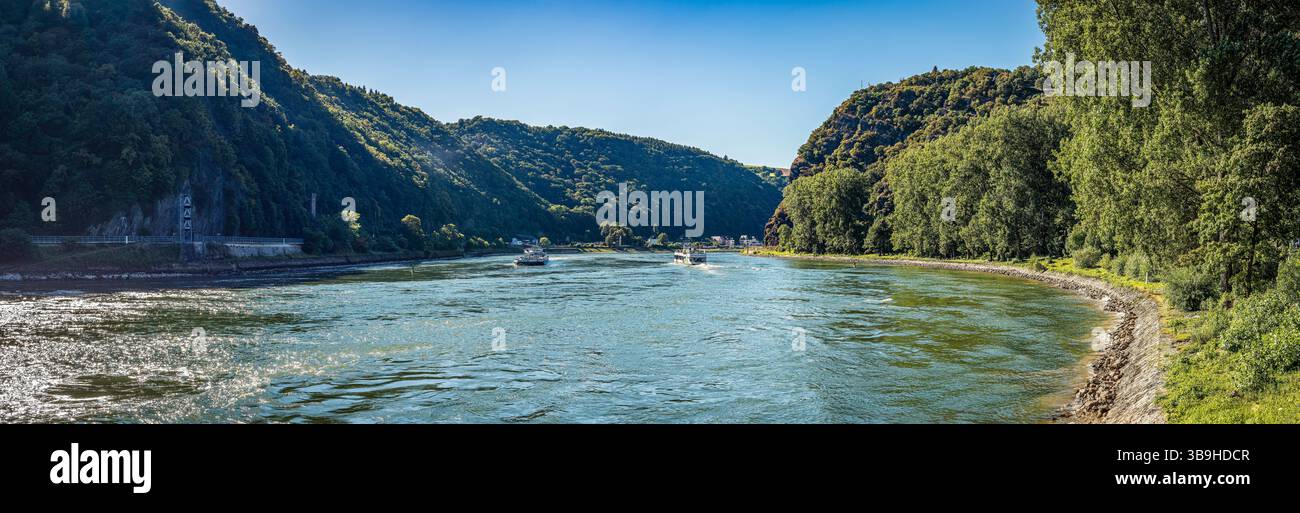 Navi passeggeri in viaggio verso i confini di Loreley, patrimonio dell'umanità dell'UNESCO, nella valle del medio Reno superiore Foto Stock