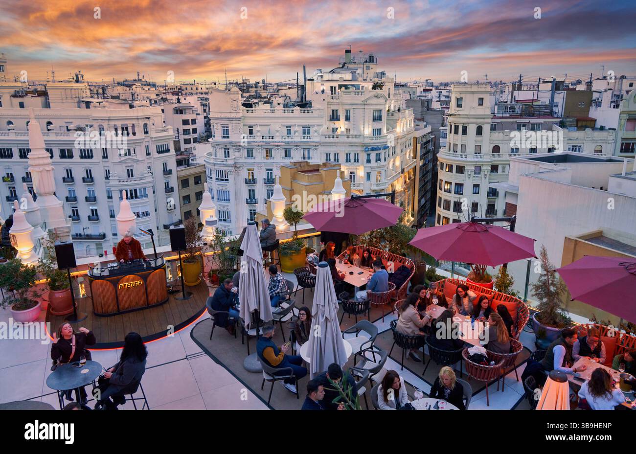 Sorseggiando un drink in terrazza, ammirando la vista dal tetto dell'Atenea Sky al tramonto, Plaza del Ayuntamiento, Valencia, Comunidad Valenciana, Spagna, Europa Foto Stock