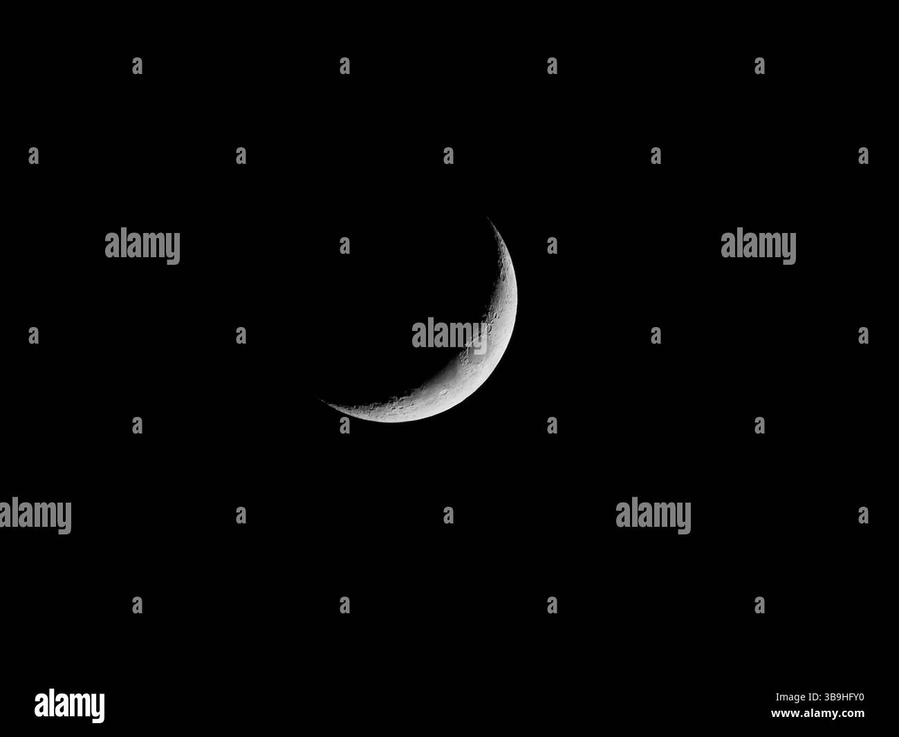 Una luna crescente è nel cielo. È una luna piena Foto Stock