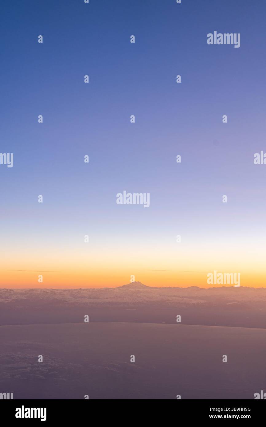 Vista della montagna del Caucaso sulla linea dell'orizzonte durante l'alba Foto Stock
