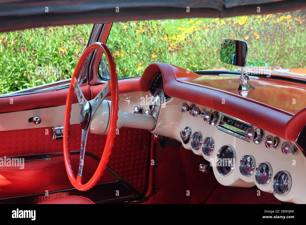 Automobile sportiva vintage americana con interno rosso, volante rosa-rosso e strumenti rotondi cromati. Classic Days Dyck Castle a Juechen, 2016. Foto Stock