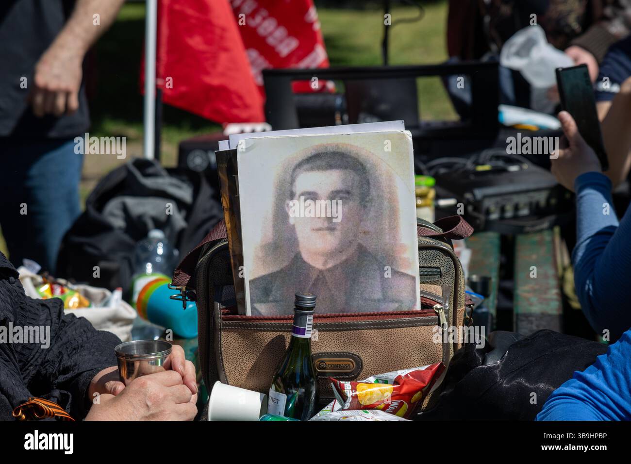 Attivisti e sostenitori ucraini si sono riuniti al Museo Imperiale della Guerra per protestare contro gli "apologi pro-Putin" al Memoriale di guerra sovietico. Foto Stock