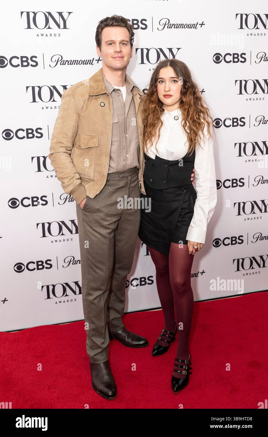 8 maggio 2025, New York, New York, Stati Uniti: Jonathan Groff e Gracie Lawrence presenziano all'incontro con i 2025 78 candidati annuali AL TONY presso l'hotel Sofitel di New York l'8 maggio 2025 (Credit Image: © Lev Radin/Pacific Press via ZUMA Press Wire) SOLO PER USO EDITORIALE! Non per USO commerciale! Foto Stock