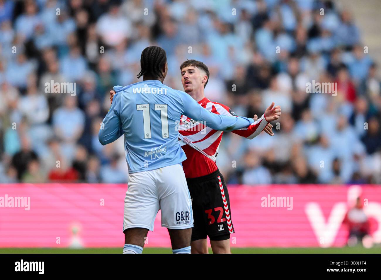 Haji Wright (11 Coventry City) Trai Hume (32 Sunderland) si tussano durante il match semifinale del Campionato Sky Bet tra Coventry City e Sunderland alla Coventry Building Society Arena, Coventry, venerdì 9 maggio 2025. (Foto: Kevin Hodgson | mi News) crediti: MI News & Sport /Alamy Live News Foto Stock