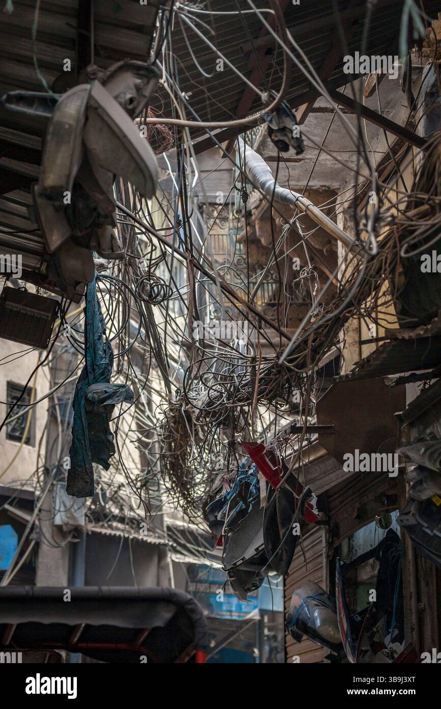 Fili aggrovigliati dall'aspetto pericoloso sopra Chandni Chowk, mercato, India Foto Stock