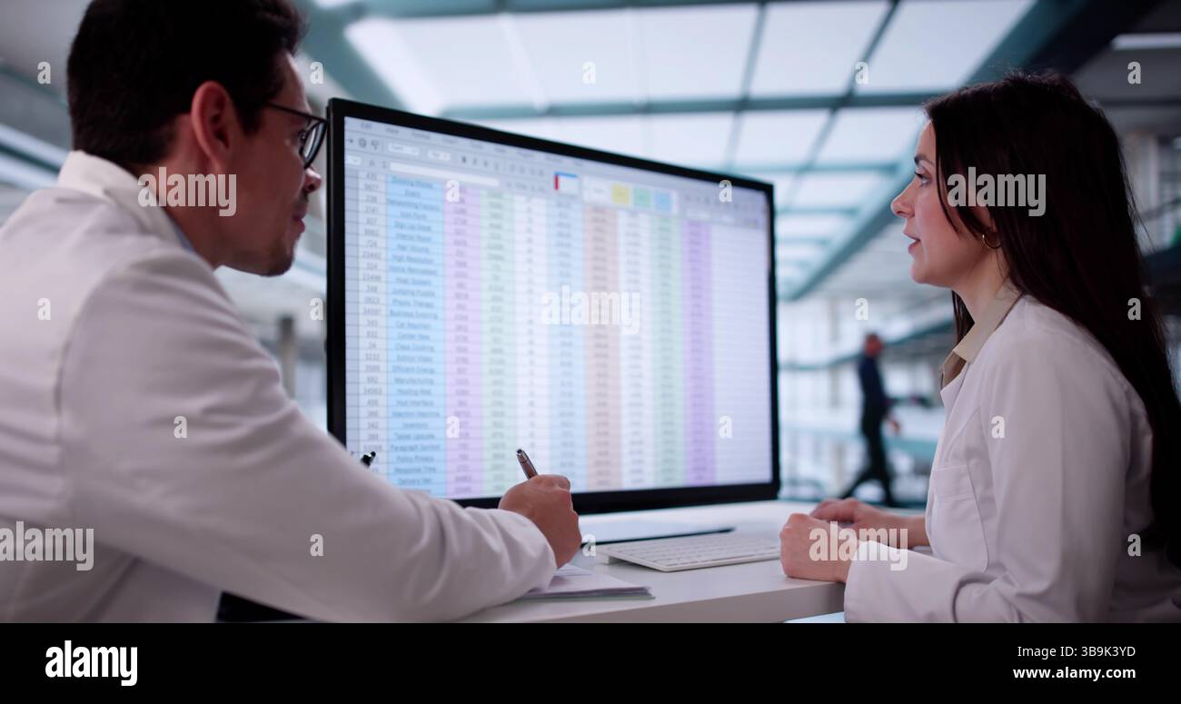 Seminario sulla fatturazione per professionisti medici al personale ospedaliero sul desktop. Foto Stock
