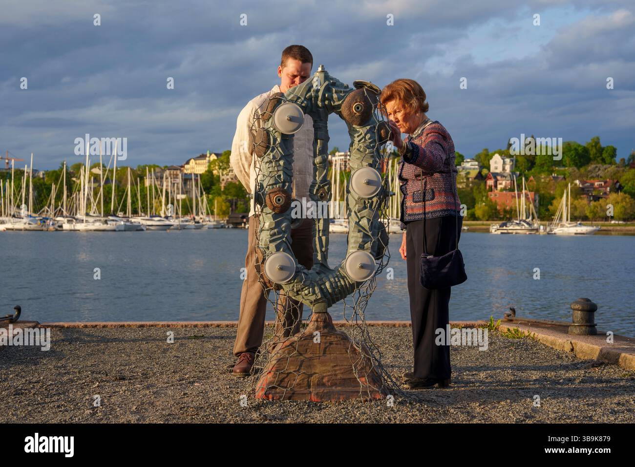 Oslo 20250509. La regina Sonja insieme a Jens Thygesen durante l'apertura della mostra di ceramica con opere di studenti laureati presso l'Accademia Nazionale delle Arti di Oslo (KHiO) in occasione dell'apertura della stagione di Oscarshall. Foto: Cornelius Poppe / NTB Foto Stock