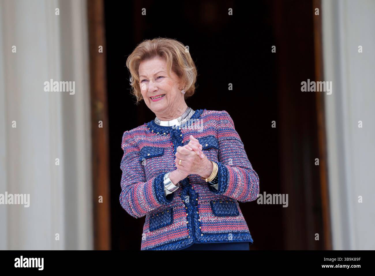 Oslo 20250509. Regina Sonja durante l'apertura della mostra di ceramica con opere di studenti laureati presso l'Accademia Nazionale delle Arti di Oslo (KHiO) in occasione dell'apertura della stagione di Oscarshall. Foto: Cornelius Poppe / NTB Foto Stock