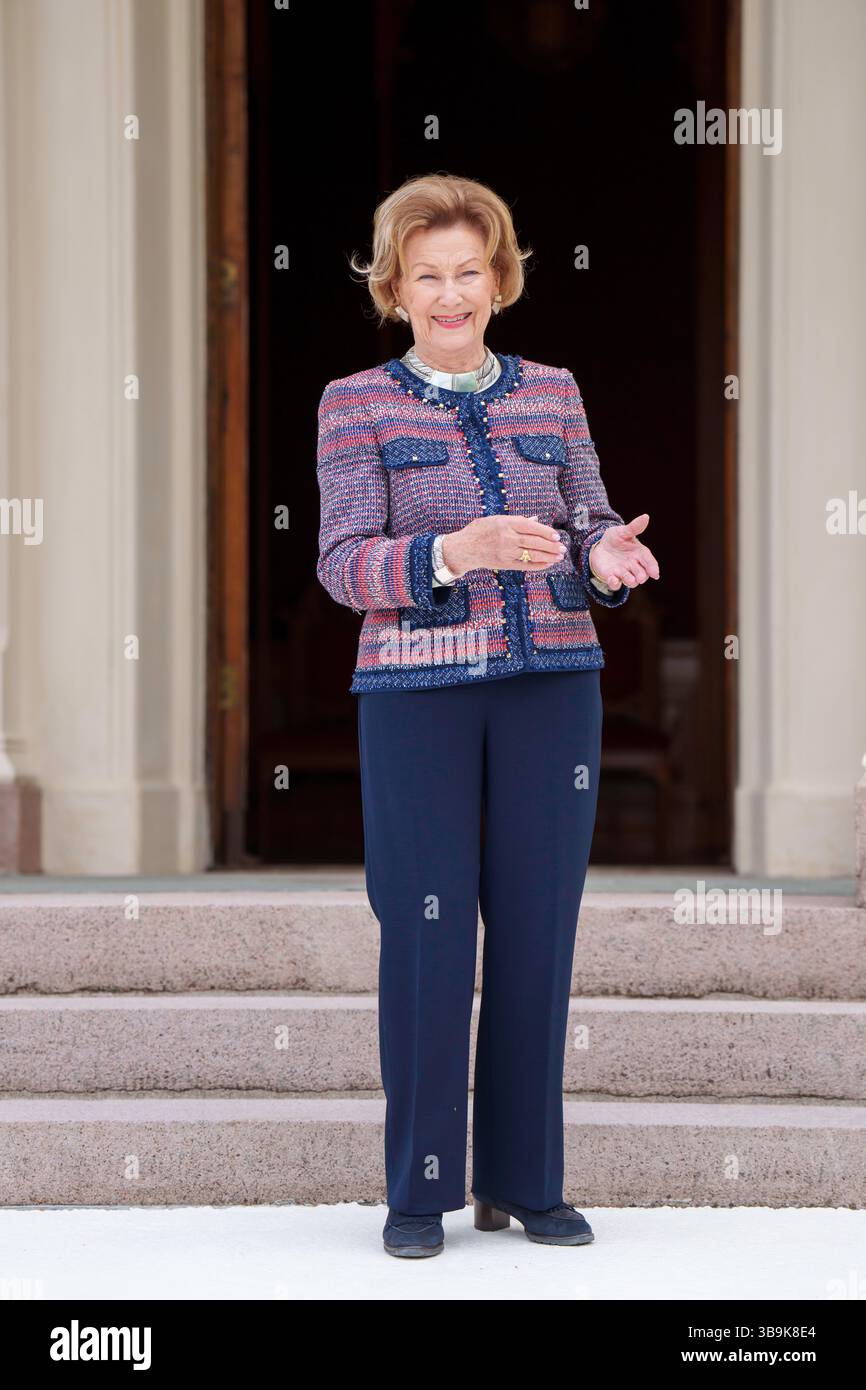 Oslo 20250509. Regina Sonja durante l'apertura della mostra di ceramica con opere di studenti laureati presso l'Accademia Nazionale delle Arti di Oslo (KHiO) in occasione dell'apertura della stagione di Oscarshall. Foto: Cornelius Poppe / NTB Foto Stock