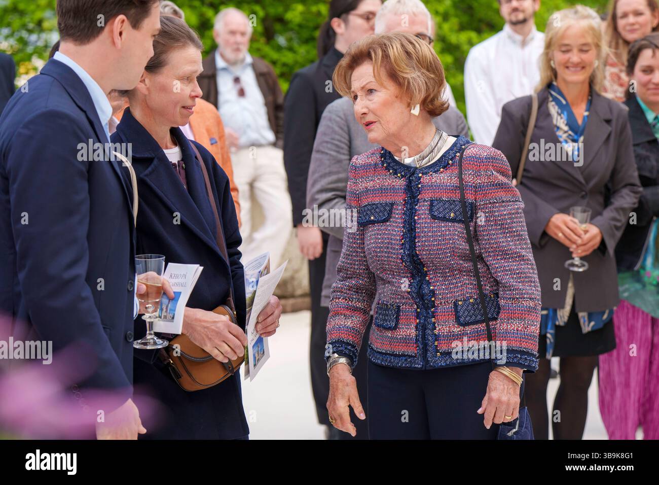 Oslo 20250509. La regina Sonja insieme a Sarah Chatto e Samuel Chatto durante l'apertura della mostra di ceramica con opere di studenti laureati presso l'Accademia Nazionale delle Arti di Oslo (KHiO) in occasione dell'apertura della stagione di Oscarshall. Foto: Cornelius Poppe / NTB Foto Stock