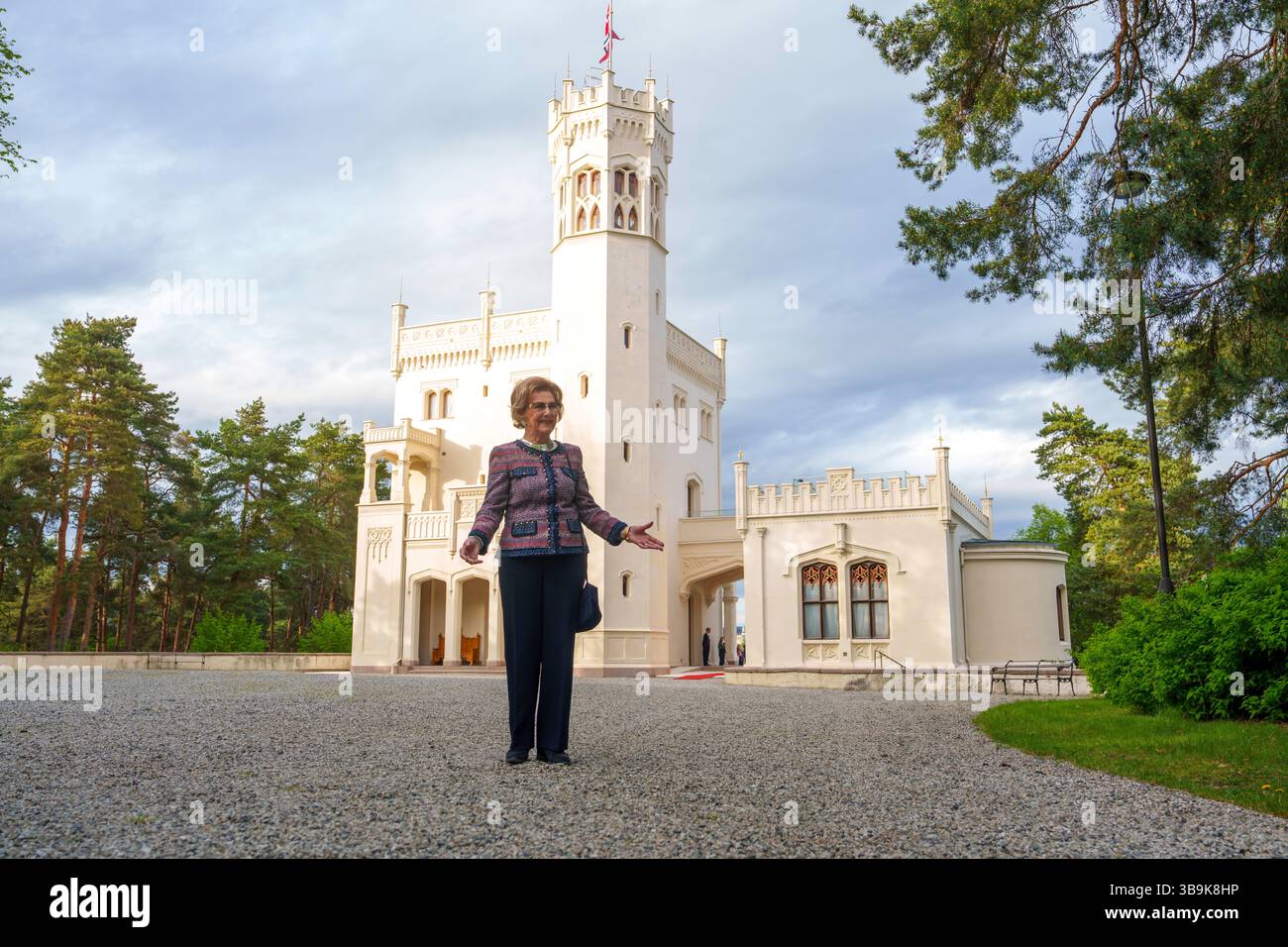 Oslo 20250509. Regina Sonja durante l'apertura della mostra di ceramica con opere di studenti laureati presso l'Accademia Nazionale delle Arti di Oslo (KHiO) in occasione dell'apertura della stagione di Oscarshall. Foto: Cornelius Poppe / NTB Foto Stock