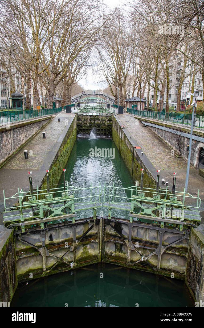 Canal Saint-Martin chiude le porte a Parigi, Francia Foto Stock