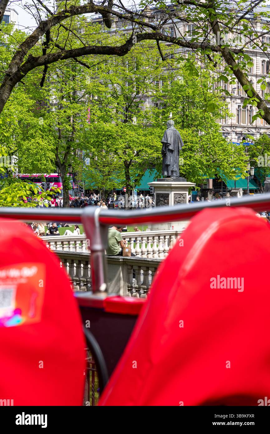 Municipio di Belfast dal ponte superiore di un tour in autobus rosso. Foto Stock