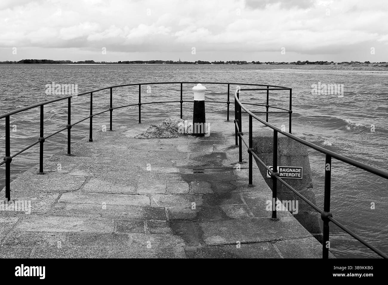 Saint-Vaast-la-Hougue Francia - 18 settembre 2023 - molo portuale dell'isola di Tatihou in Normandia Francia Foto Stock