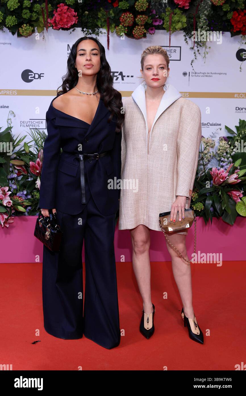 09.05.2025, Gizem Emre, Jella Haase, bei der 75. Verleihung Deutscher Filmpreis, 2025, a Berlino, Roter Teppich, Berlin Deutschland, Germania *** 09,05 2025, Gizem Emre, Jella Haase, alla 75a cerimonia di premiazione del cinema tedesco, 2025, a Berlino, Red Carpet, Berlino Germania, Germania Foto Stock