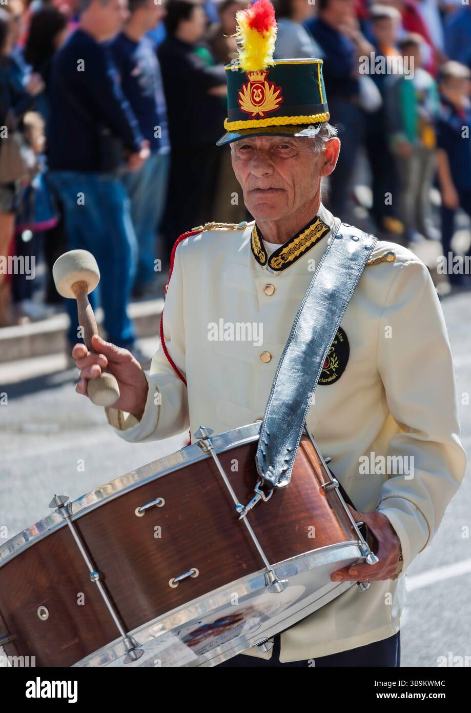 Modugno, Italia - 27 septeber 2015: Tradizionale Festa patronale italiana a Modugno. Batterista, orgoglioso di partecipare alla sfilata di strada. Vestito Foto Stock