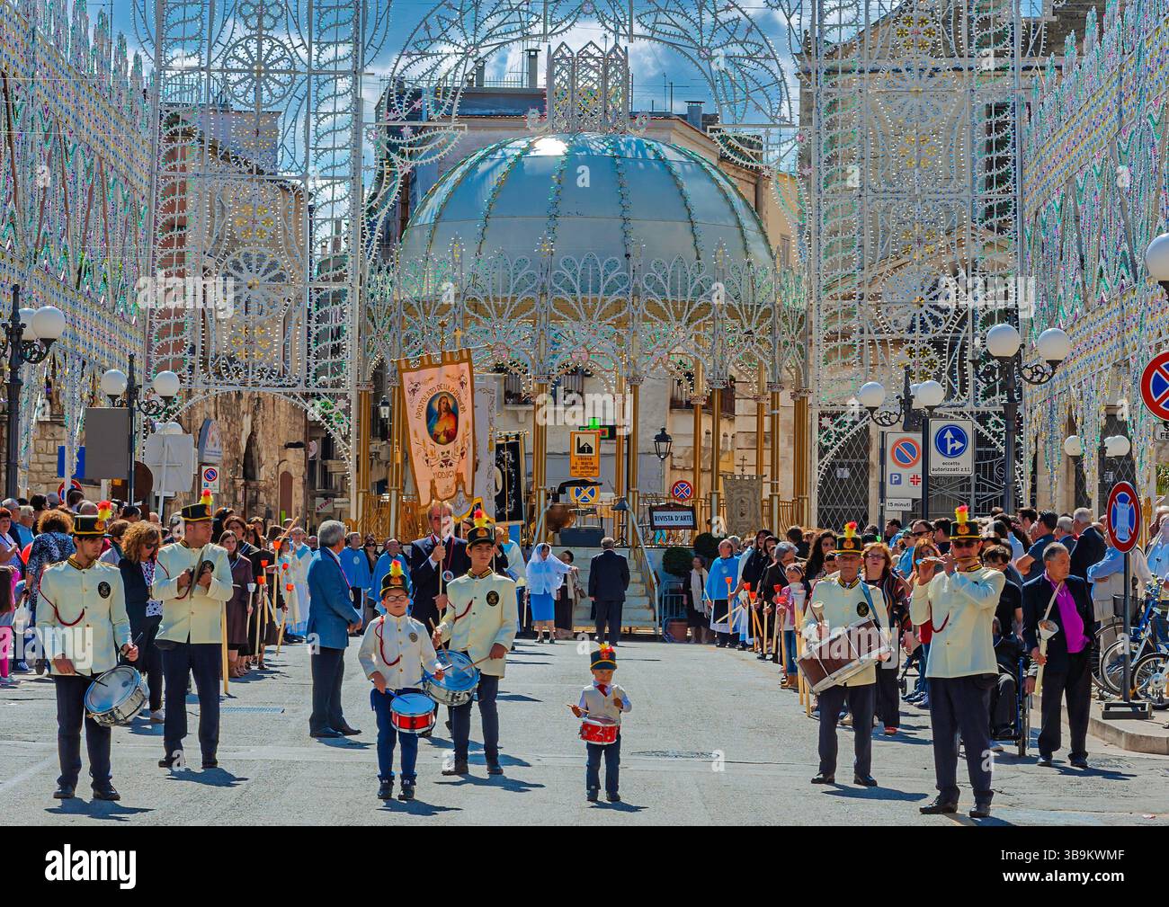 Modugno, Italia - 27 septeber 2015: Tradizionale Festa patronale italiana a Modugno. Vivace sfilata di strada che si snoda sotto il panorama mozzafiato Foto Stock