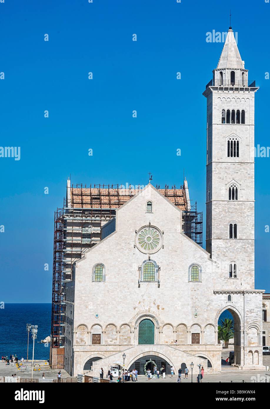 Trani, Italia - 11 agosto 2023: La Cattedrale di Trani è un capolavoro mozzafiato dell'architettura romanica pugliese. Foto Stock