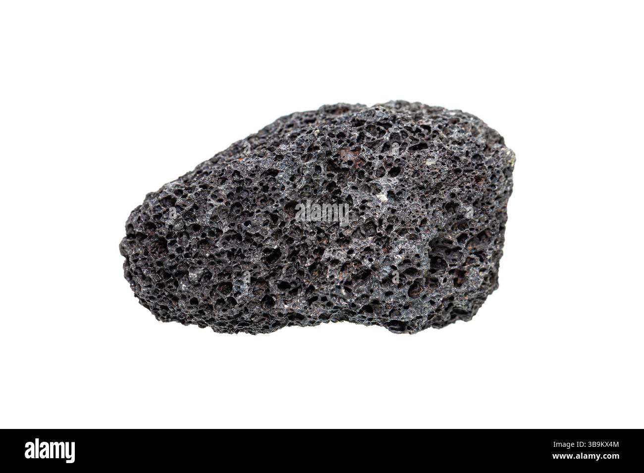 Scoria nera (cenere) roccia ignea vulcanica su sfondo bianco (messa a fuoco selettiva), la collezione di minerali della Terra Foto Stock