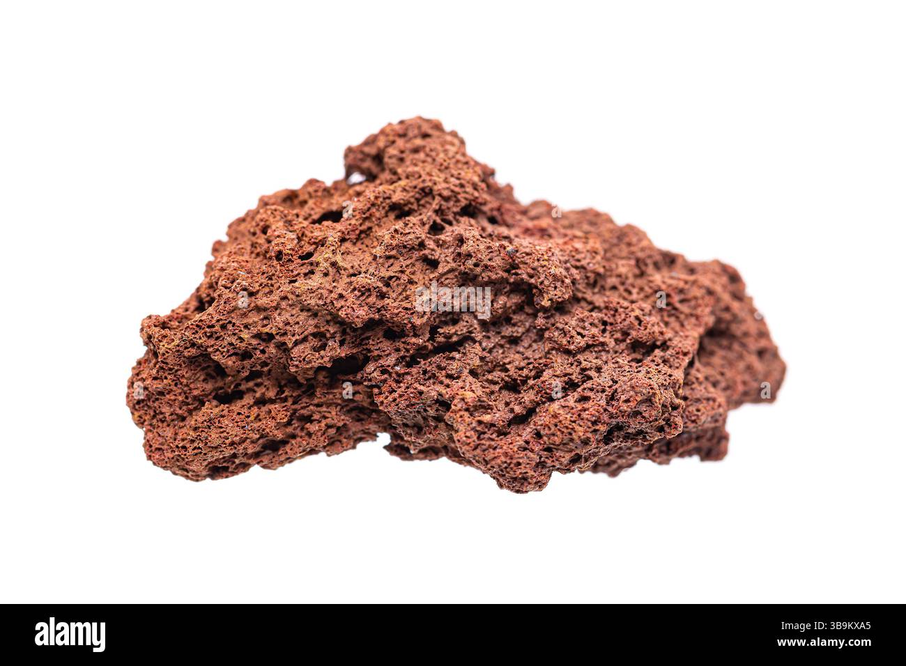 Scoria rossa ossidata (cenere) roccia ignea vulcanica su sfondo bianco (messa a fuoco selettiva), la collezione di minerali della Terra Foto Stock